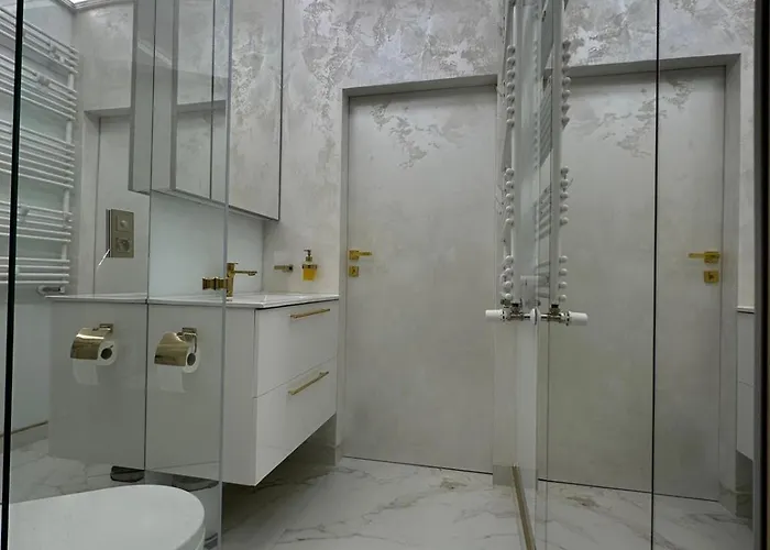 Golden Forest شقة وارسو